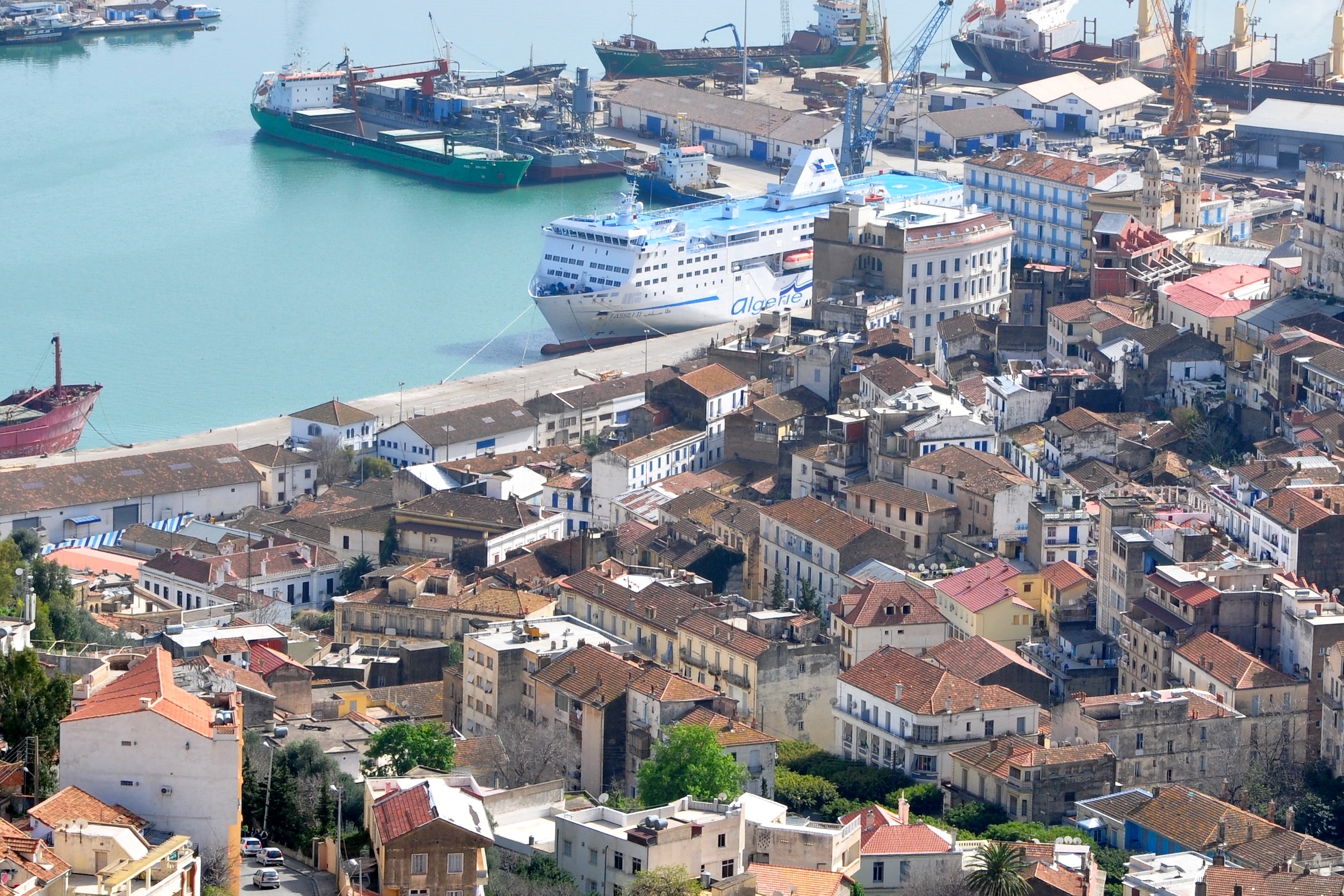 Havnen og den tætbebyggede gamle bydel i Béjaïa - dit ankomststed ved porten til Kabylien.