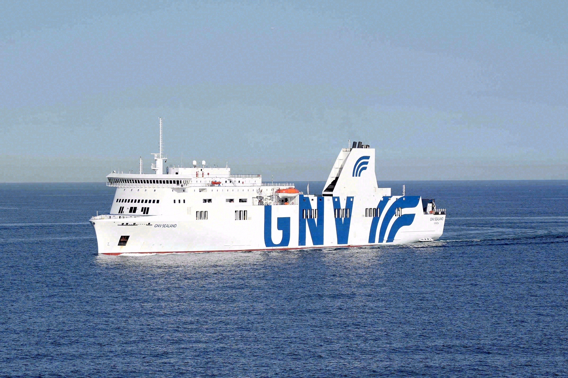 Trajekt GNV Sealand v plné plavbě po západním Středomoří